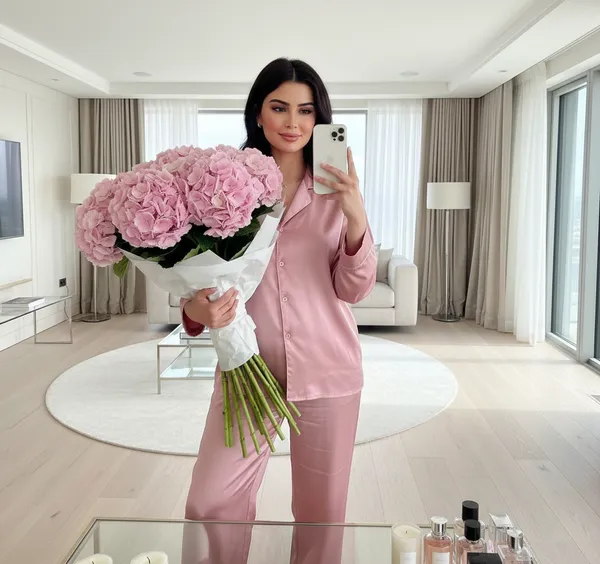 AI Bouquet Portrait Generator example 21 - bouquet style AI photo